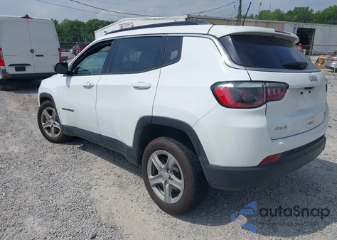 2023 Jeep Compass Latitude 4X4 z USA, uszkodzony, nr VIN 3C4NJDBN2PT566984